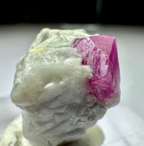 21,5 cts schöner terminierter rosafarbener Rubin mit Matrixpräparat - Bild 1 von 5