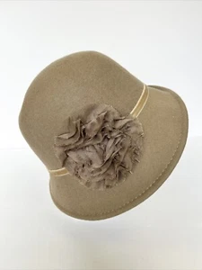 Vintage Damen Wolle Kuppel Flapper Cloche Hut Einfarbig Taupe Blumen Band - Bild 1 von 10