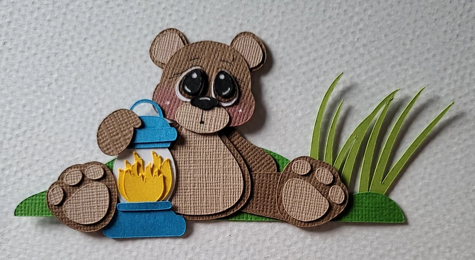 Oso de camping con linterna. Álbum de recortes, piezas de papel para hacer tarjetas Foto 1 de 1