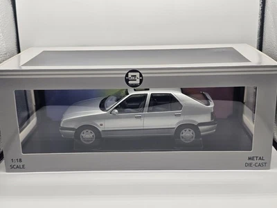 Renault 19 Argento 1994 1:18 Triple 9 In Box - Immagine 1 di 4