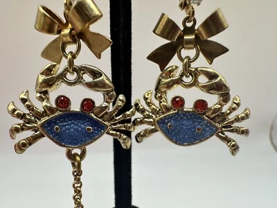 PENDIENTES BETSEY JOHNSON de colección cangrejos asimétricos, lazos, corazón de zafiro nuevos con etiquetas Foto 1 de 4