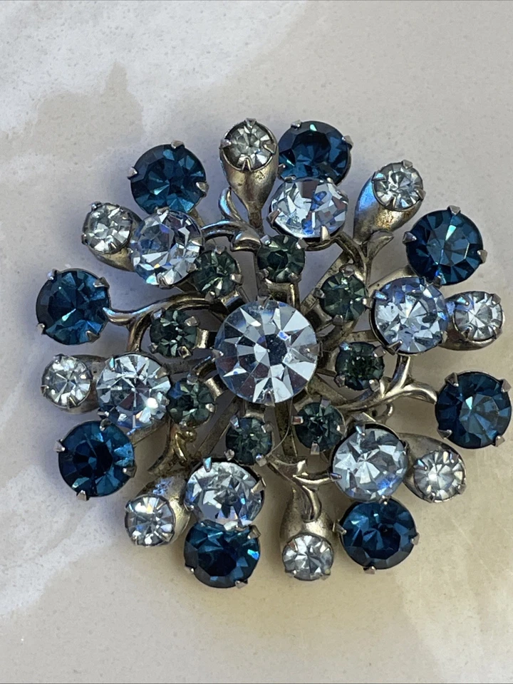 VINTAGE BLUE RHINESTONE ROUND PIN 1 5/8” IN DIAMETER TRUE VTG — 第 1/4 张图片