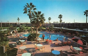 SCOTTSDALE AZ FOLKS AROUND THE POOL SAFARI HOTEL c1960s VINTAGE POSTCARD 101525 - Picture 1 of 2