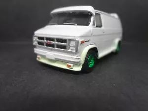 Greenlight Green Machine 1983 GMC Vandura white - Loose 1:64 - Picture 1 of 10