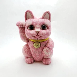 Maneki Neko Edo Kimekomi Glückskatze Stoff rosa winkende Katze Puppe Glücksbringer - Bild 1 von 5