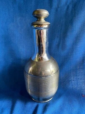 Botella térmica vintage de 1900 "Genie" jarra cromada aspiradora aislada con tapa de corcho Foto 1 de 4