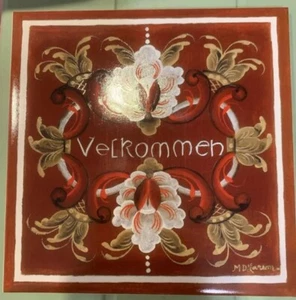 Vintage Bergquist Art Tile Velcomen MD Larson Borgogna Trivet pittura permanente a fuoco - Foto 1 di 6