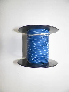 100 FUSS SPULE 18 STÄRKE GXL HI TEMP DRAHT BLAU/WEISS GESTREIFT AUTOMOBILFÜSSE - Bild 1 von 2