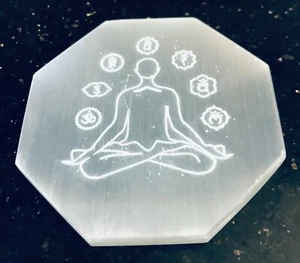 Selenit Buddha geätzt Kristall Ladeplatte Heilung Geschenk metaphysischer Edelstein - Bild 1 von 1