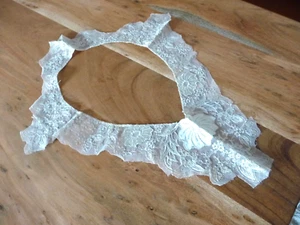 Linge ancien Parement de robe en dentelle tulle brodé - Imagen 1 de 6
