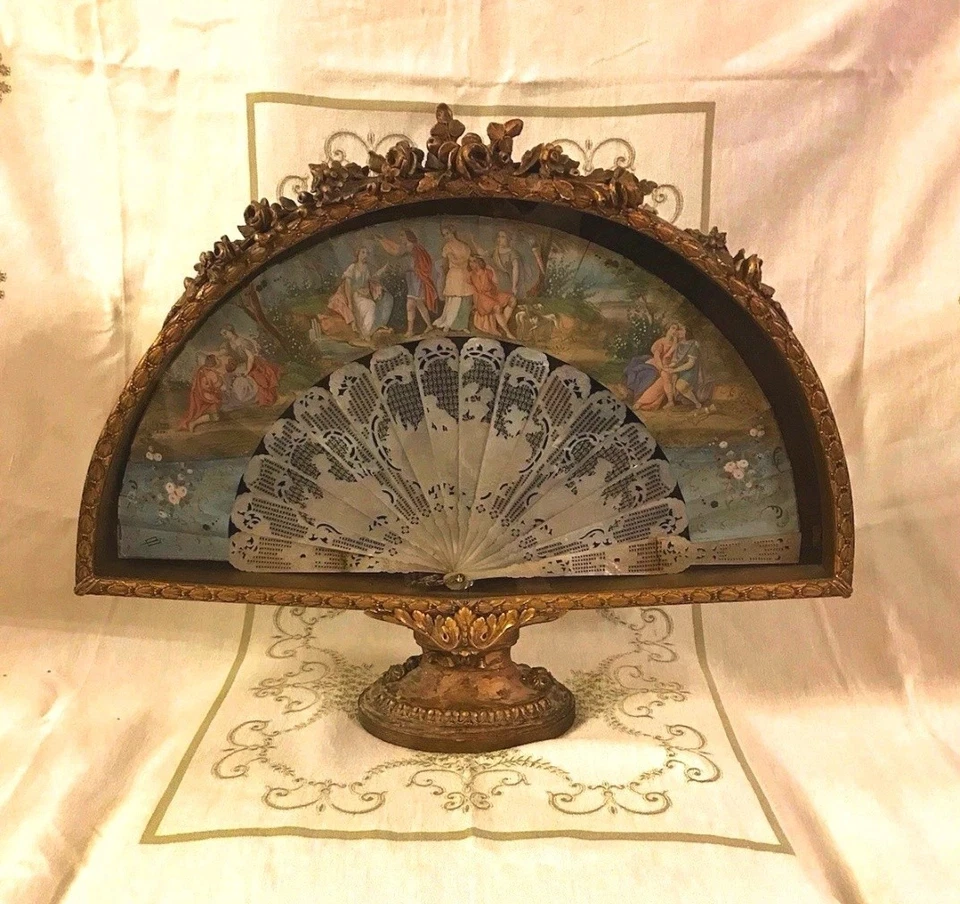 Antiguo abanico francés pintado a mano del siglo XIX en marco de caja de sombra dorada ornamentada. Foto 1 de 4