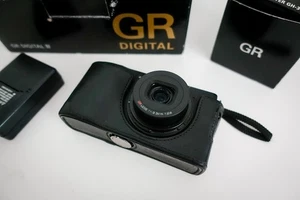 Ricoh GR (2013) Compact Digital Camera 18.3mm f/2.8 Black - FOR PARTS/REPAIR - Picture 1 of 15