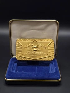 JOHN DEERE Gürtelschnalle 1936 Marke 4 Beiniger Hirsch springt über Baumstamm vergoldet - Bild 1 von 7