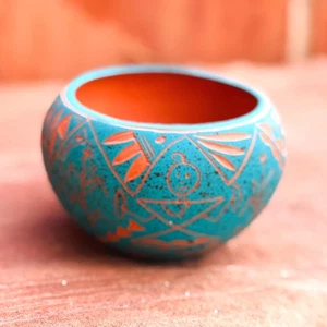 Cuenco de cerámica turquesa estilo suroeste grabado acoma nativo americano firmado - Imagen 1 de 6