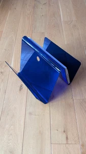 Designer Plexiglas Acryl- Zeitungsständer Blau - Transparent Acrylzeitungshalter - Bild 1 von 8