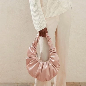 Borsa a tracolla Nanushka Anja Baguette in raso slip blush - Foto 1 di 11