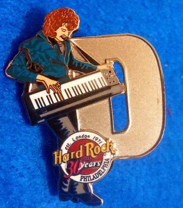 TECLADO FILADELFIA STEVE WINWOOD MÚSICO LETRA SERIE D PIN Hard Rock Café - Imagen 1 de 1