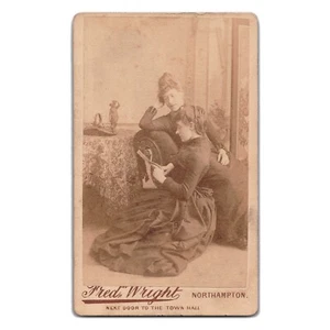 Mujeres victorianas leyendo - Foto CDV - Northampton Reino Unido - Niñas inglesas íntimas - Imagen 1 de 2