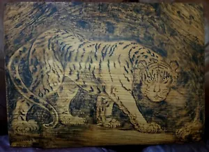 PYROGRAPHIE HOLZPLATTE EINES TIGERS VON JOSEPH SMITH 19. JAHRHUNDERT POKERARBEIT - Bild 1 von 14