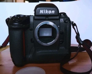 NIKON F5 SLR 35mm camera - Professional Black -Body Only- VGC - Picture 1 of 8
