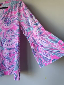 Camisa para mujer Lilly Pulitzer talla mediana manga 3/4 floral rosa puño acampanado - Imagen 1 de 8