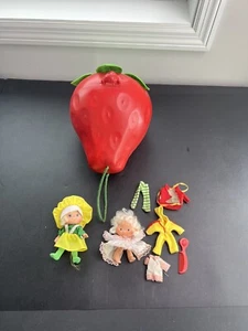 VINTAGE STRAWBERRY SHORTCAKE 80er JAHRE TRAGETASCHE & 2 PUPPEN MIT EXTRA KLEIDUNG - Bild 1 von 12