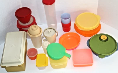 Lote grande surtido vintage TUPPERWARE tazas, cuencos, contenedores de almacenamiento con tapas Foto 1 de 4