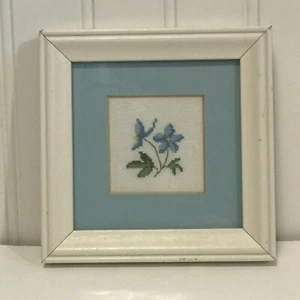 Petit Point Kreuzstich blaue Blume weißer Rahmen 5,5"x5,5" - Bild 1 von 10