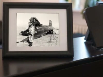 Repro-Autogramm - Neil Armstrong mit X15 - Gerahmt - Bild 1 von 2