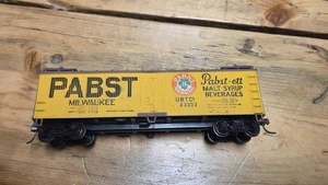 Pabst Beer Milwaukee HO Reefer Boxcar, Yellow And Brown - Picture 1 of 6