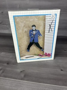 Elvis Presley Swinging Hips Pendel Wanduhr Blue Suite 13" Neu im Karton - Bild 1 von 5