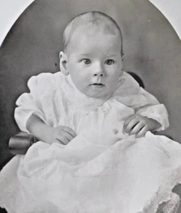 EARLY 1900's  REAL PHOTO POST CARD - BABY IN OVAL FRAME - WILLIAM LOWELL ALLEN - Picture 1 of 3