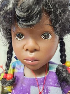 20" Vintage Joy Sylvia Natterer Afroamerikanerin 90er schwarz Vinyl Puppe Sasha Friend - Bild 1 von 13