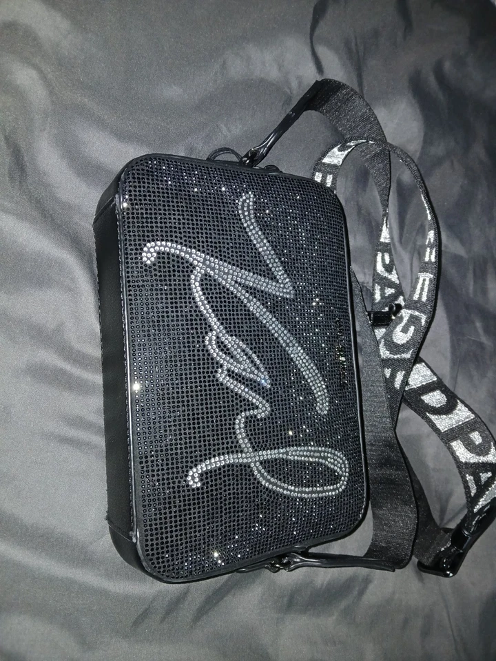 Bandolera Karl Lagerfeld Paris Maybelle con logotipo adornado con diamantes de imitación Foto 1 de 4