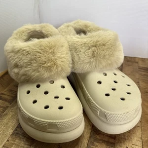 Zuecos unisex Crocs Furever Crush para hombre talla 7 para mujer talla 9 imitación piel hueso - Imagen 1 de 5