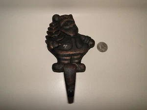 Soporte para corona de metal, bronce ~ tono negro de Santa con un árbol - Imagen 1 de 8