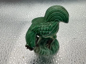 Antigua estatuilla china de gallo de pollo de barro esmaltado verde - Imagen 1 de 8