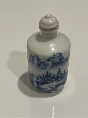 Botella de tabaco antigua china del siglo XVIII con figura de porcelana azul blanco Foto 1 de 4