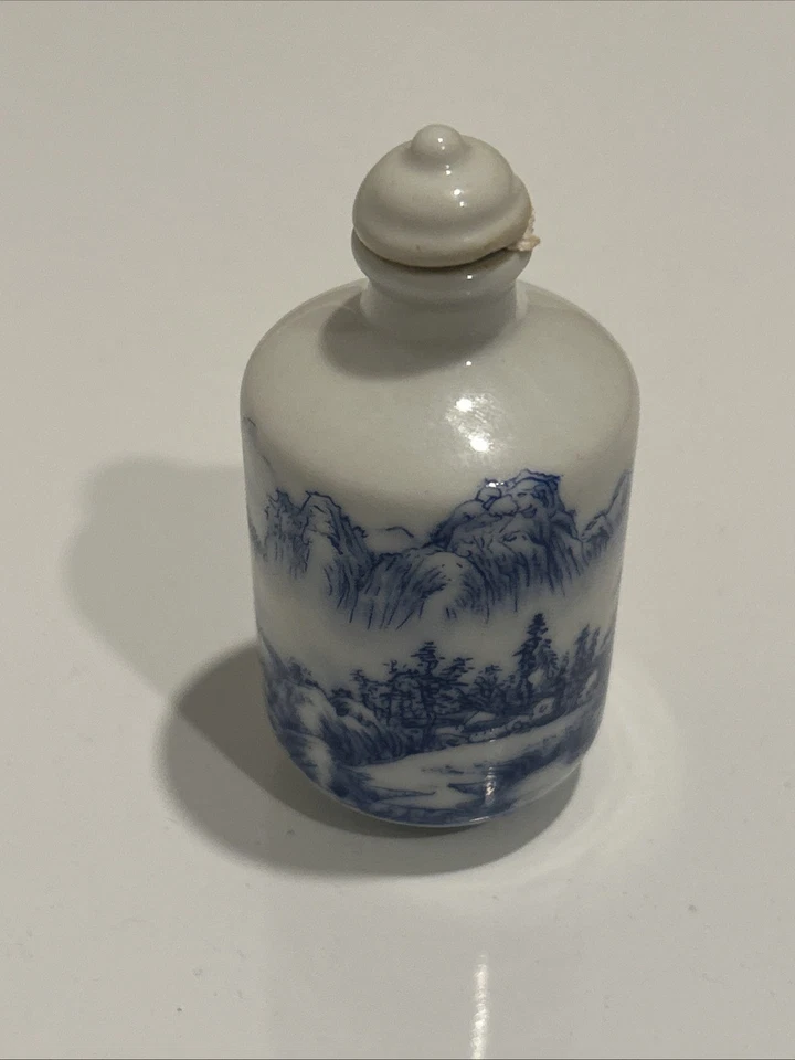 Botella de tabaco antigua china del siglo XVIII con figura de porcelana azul blanco Foto 1 de 4