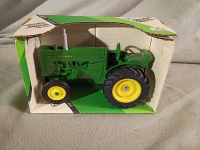 De colección Ertl escala 1/16 John Deere modelo M fundido a presión con tractor frontal verde/amarillo  Foto 1 de 4
