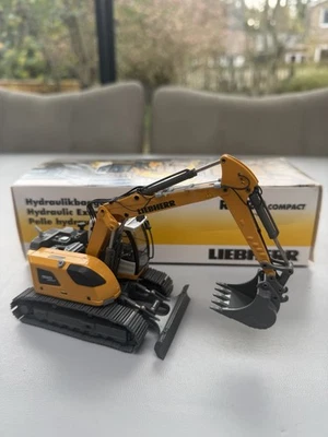 Liebherr 920 Excavator Model 1/50 - Image 1 of 2