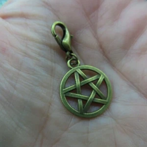 Ciondolo PENTACLE Cerniera Portachiavi Aggiungi Clip Pendente Wicca Pentagramma Pagano - Foto 1 di 6