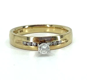 Anello di fidanzamento in oro giallo 10 kt con diamanti misura 6,75 - Foto 1 di 6