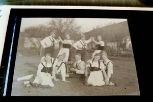 tolles altes Negativ - Frauentanzgruppe in Trachten (2) - 1920 -30 ?? - Picture 1 of 2