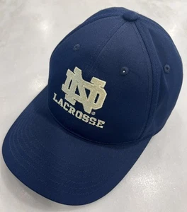 Cappello berretto Notre Dame Lacrosse RARO ricamato NCAA 55 TRIFOGLIO combattimento cinturino irlandese - Foto 1 di 10