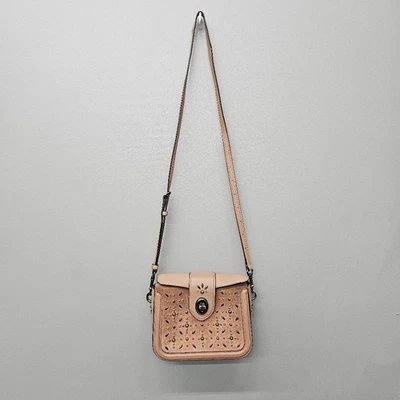 Bolso Bandolera Coach Tostado Pradera Remache Cuero y Gamuza Estilo Occidental (CP4005648) Foto 1 de 4