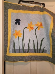 Edredón floral de tulipán para pared o acento hecho a mano, 28x30 pulgadas - Imagen 1 de 4