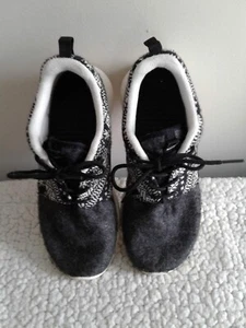 Ladies Nike Sneakers Size 6 US Black White & Gray Pre Owned Nice Condition - Picture 1 of 4