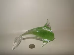 Figura de delfín de cristal, transparente con sombreado verde en el interior, 7" de largo - Imagen 1 de 5