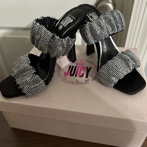 Juicy Couture GWENNTH BLACK RHINESTONE DIAMOND RUCHED SATIN High Heels Size 6 M - Picture 1 of 8